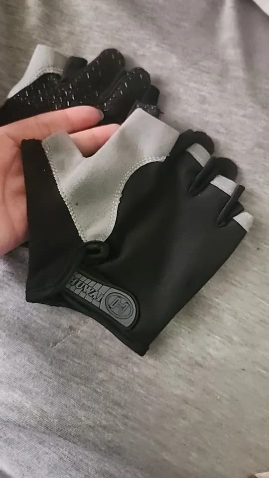 Buyer photo 2 of 2, Black · M