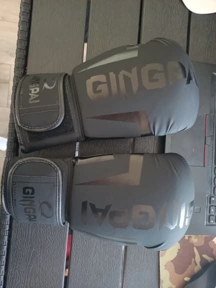 Buyer photo 1 of 2, all black · 8oz