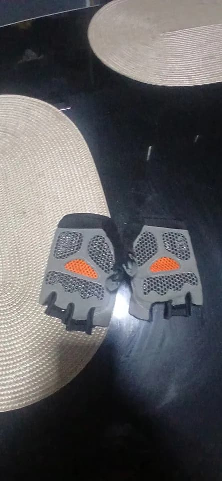 Buyer photo 2 of 2, Upgraded Black · M