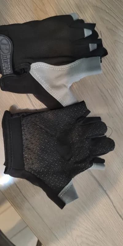Buyer photo 2 of 2, Black · M