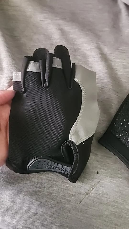 Buyer photo 1 of 2, Black · M