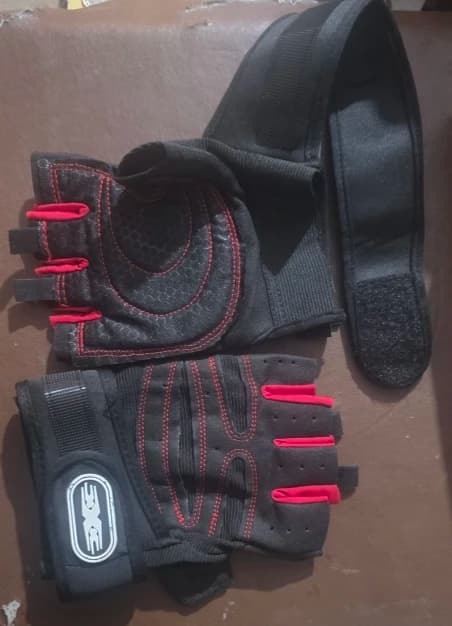 Buyer photo 1 of 1, Red · M